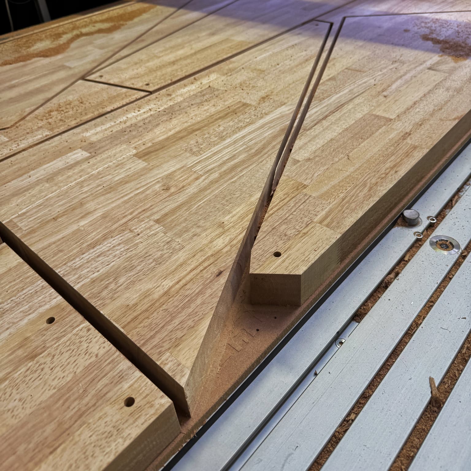 Mecanizado CNC y Corte de Peldaños de Escalera en Hevea Macizo de 44 mm: Nesting de Alta Densidad y Rapidez