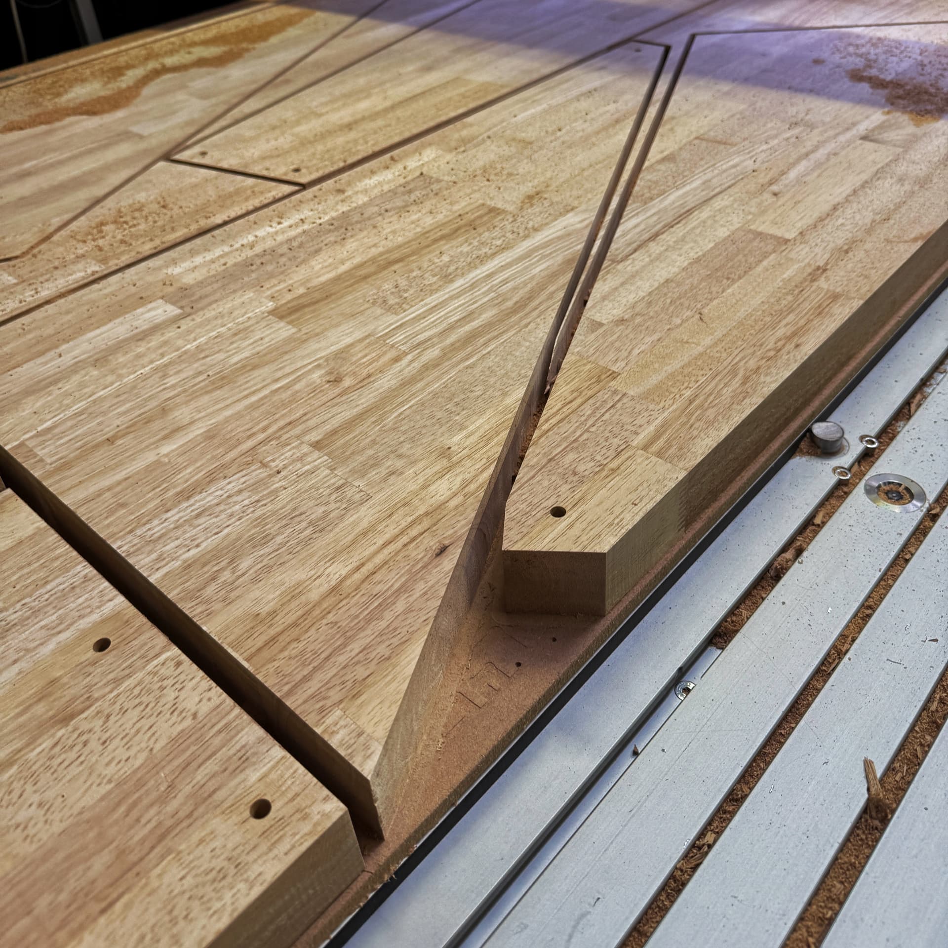 Mecanizado CNC y Corte de Peldaños de Escalera en Hevea Macizo de 44 mm: Nesting de Alta Densidad y Rapidez