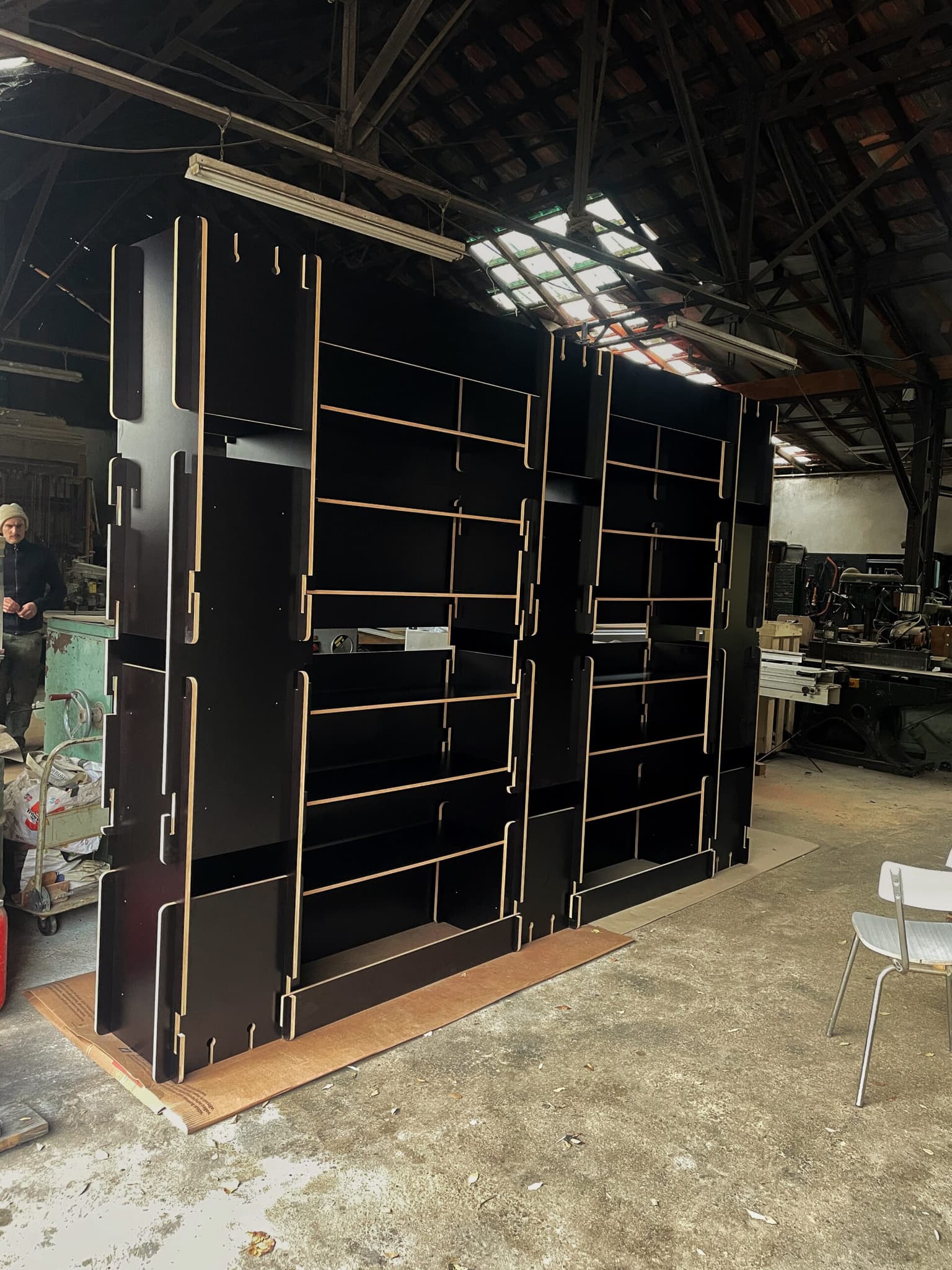 Acondicionamiento de Stands: Estanterías Desmontables Mecanizadas por CNC